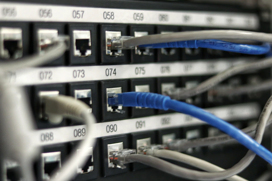 Sala de operações com várias telas exibindo painéis de monitoramento