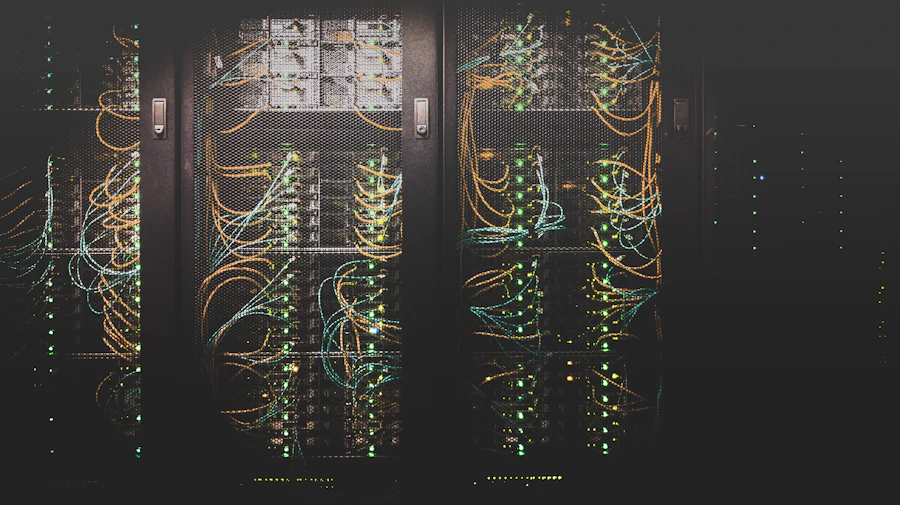Corredor de racks de servidores em um data center