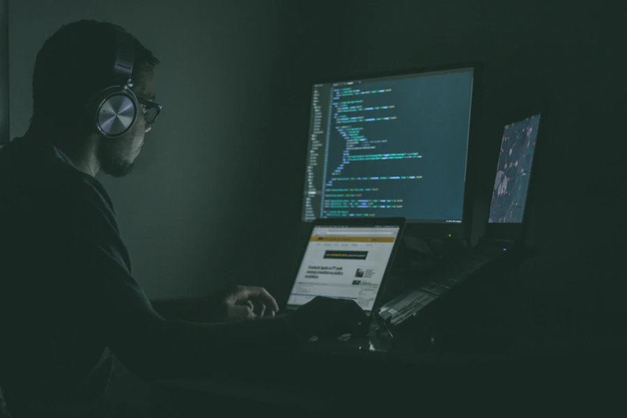 Tela de computador exibindo linhas de código de configuração de rede