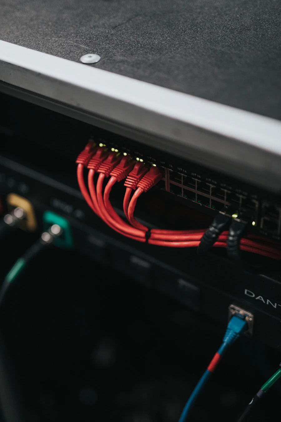 Detalhe de cabeamento de rede organizado em um rack de data center